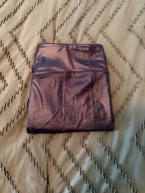 Fabletics / Khloe Edit - Motion365 black shimmery High-Waist Leggings.